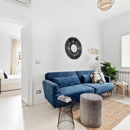 Golden Navy Design In Porta Venezia Apartment *